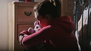 Uma rapariga adolescente parece triste.