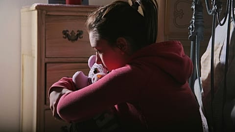 Nastoletnia dziewczyna wygląda na smutną.