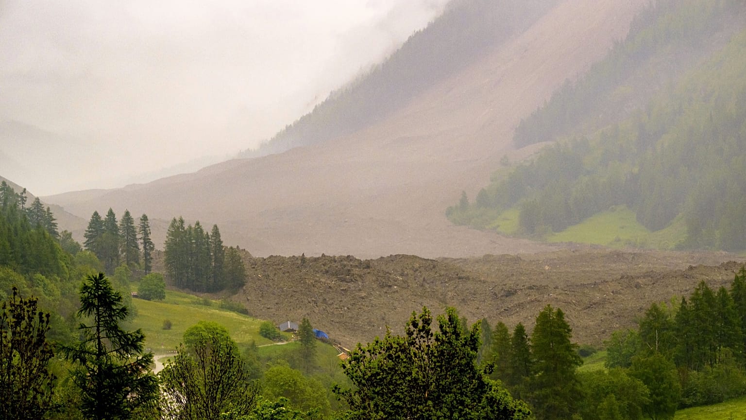 Ein Erdrutsches im Lötschental hat Teile des Dorfes Blatten verschüttet. Es war zuvor evakuiert worden. 28. Mai 2025.
