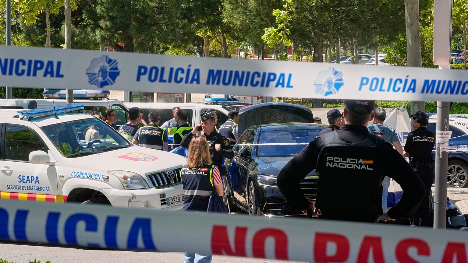 Polis memurları, İspanya'nın başkenti Madrid'de bir okulun dışında eski Ukrayna Cumhurbaşkanı Yardımcısı Portnov'un vurulmasının ardından olay yerinde, 21 Mayıs 2025.