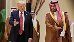 El presidente de EEUU, Donald Trump, junto al príncipe heredero saudí, Mohamed bin Salmán, durante la cumbre del CCG en Riad, Arabia Saudí, el miércoles 14 de mayo de 2025. 