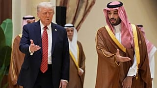 El presidente de EEUU, Donald Trump, junto al príncipe heredero saudí, Mohamed bin Salmán, durante la cumbre del CCG en Riad, Arabia Saudí, el miércoles 14 de mayo de 2025. 