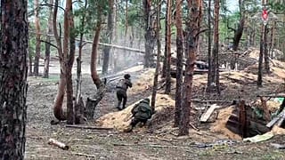 In questa foto ripresa da un video distribuito dal servizio stampa del Ministero della Difesa russo il 21 maggio 2025, i militari russi si addestrano per le unità d'assalto