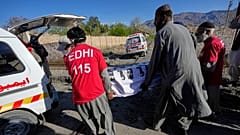مسعفون يحملون نعش أحد ضحايا هجوم مسلّح على قطار ركّاب في بلوشستان، 13 آذار/ مارس 2025 .