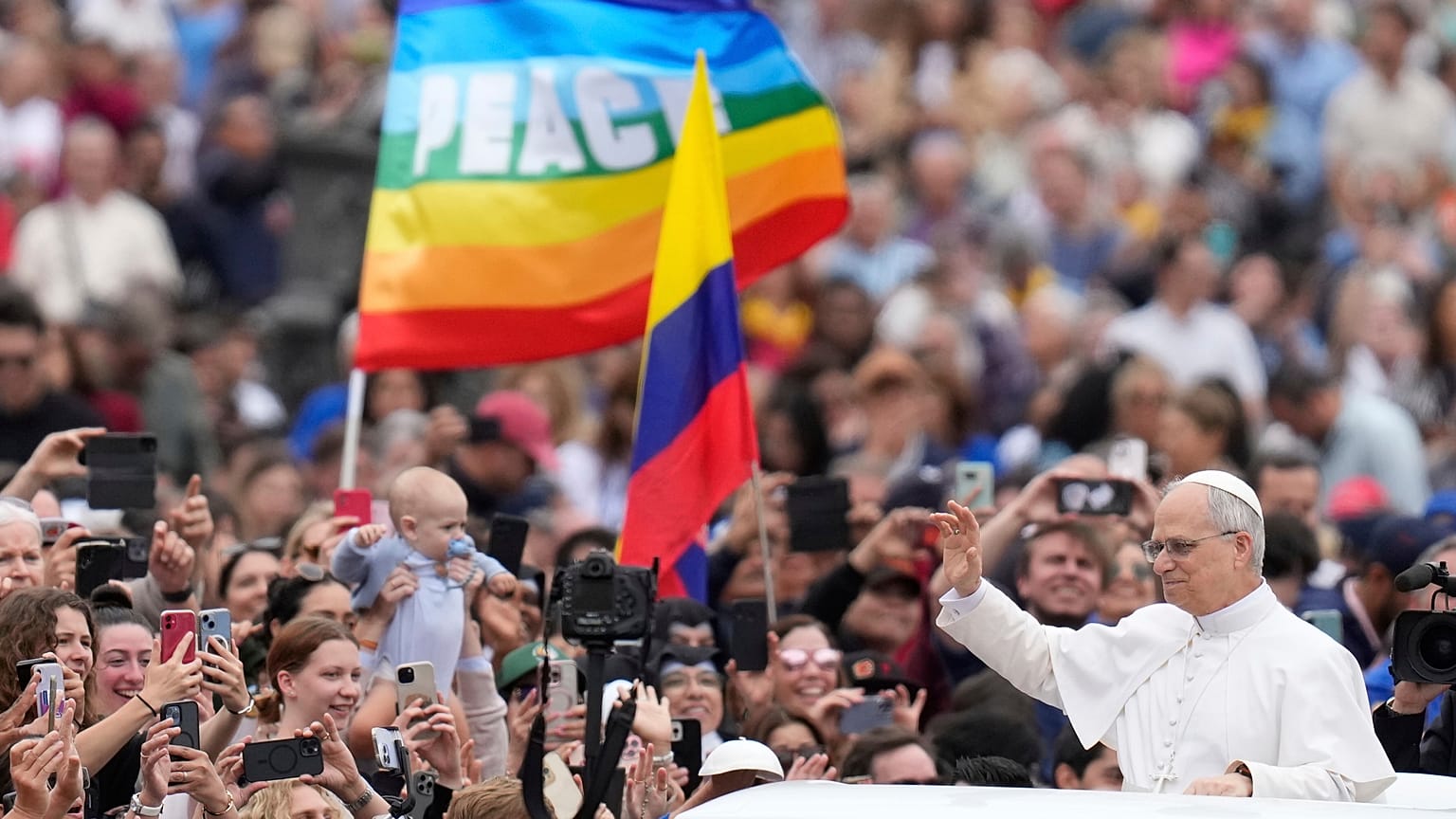 Papst Leo XIV. winkt bei seiner ersten wöchentlichen Generalaudienz auf dem Petersplatz im Vatikan am Mittwoch, den 21. Mai 2025.