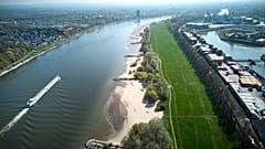 Niedrige Pegelstände bringen sandbänke am Rheinufer zum Vorschein - und bremsen die Schifffahrt aus. 11. April 2025.