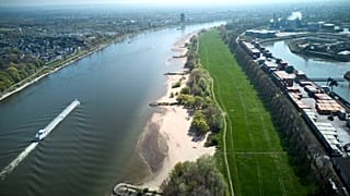 Niedrige Pegelstände bringen sandbänke am Rheinufer zum Vorschein - und bremsen die Schifffahrt aus. 11. April 2025.