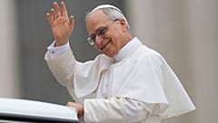 Le pape Léon XIV à son arrivée pour sa première audience générale hebdomadaire sur la place Saint-Pierre, le mercredi 21 mai 2025.