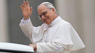 Le pape Léon XIV à son arrivée pour sa première audience générale hebdomadaire sur la place Saint-Pierre, le mercredi 21 mai 2025.