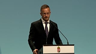 Ministre des affaires étrangères et du commerce Péter Szijjártó au Bazar Várkert, après la réunion de l'Organisation des États turcs