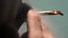 Ein Tourist raucht Cannabis in einem niederländischen Passionsgeschäft in Bangkok, 27. Juni 2023