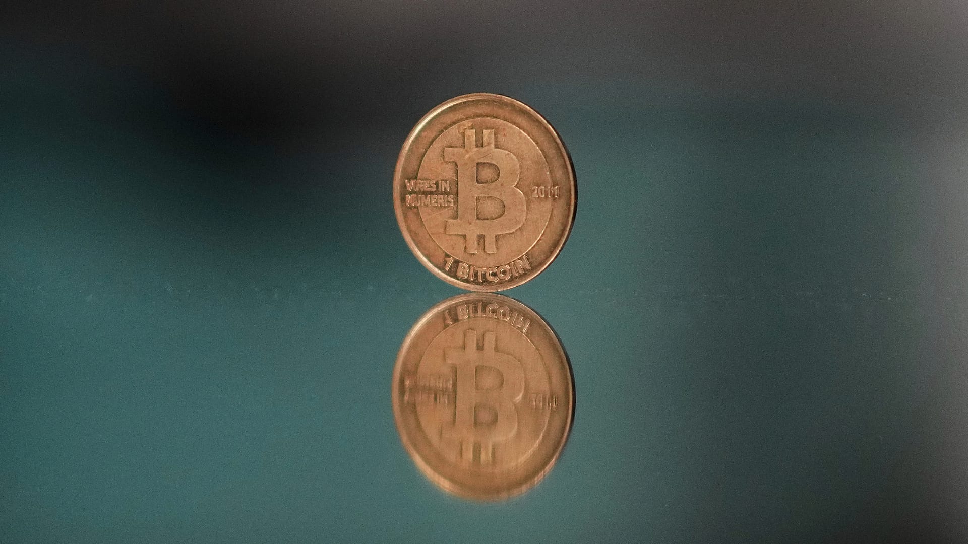 Un bitcoin se refleja en un espejo en Praga, República Checa, el domingo 11 de mayo de 2025.