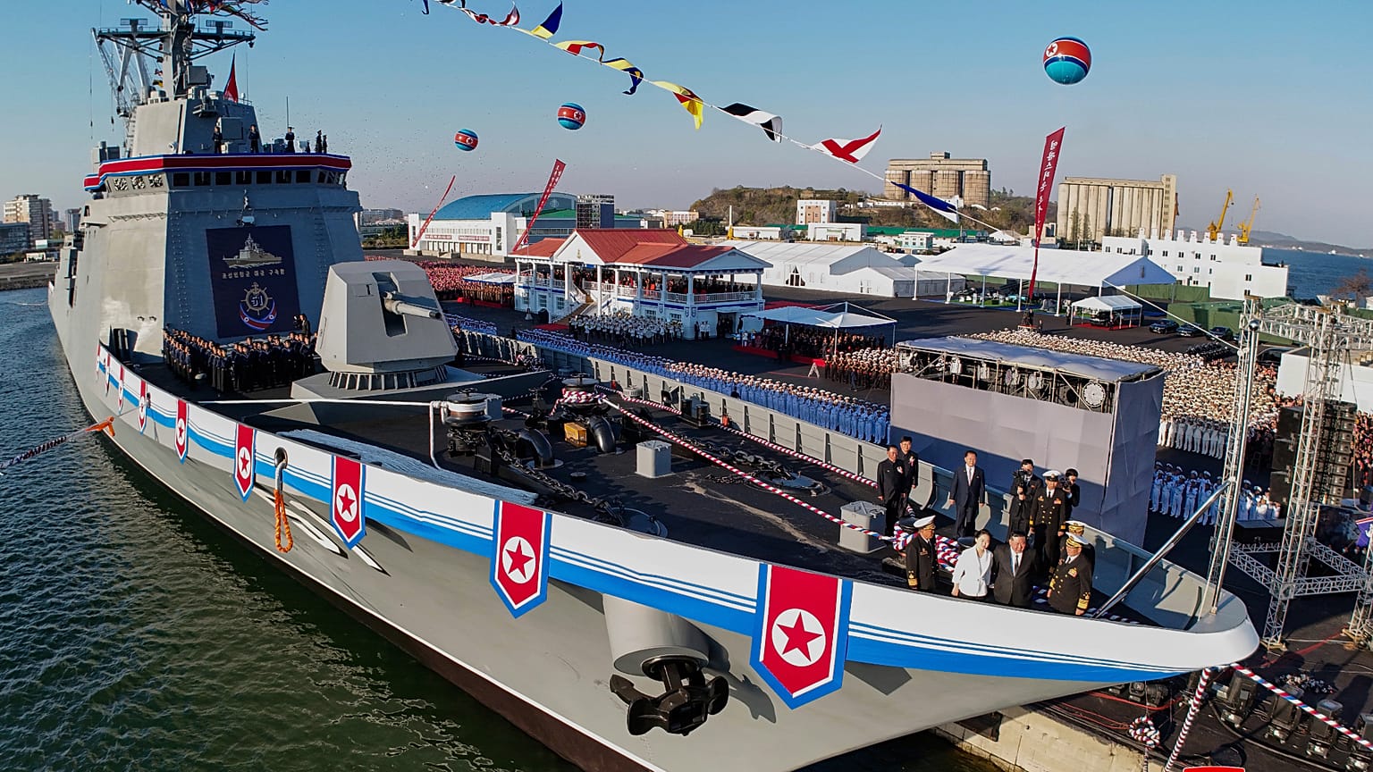 Kim Jong-un et sa fille assistent à une cérémonie de lancement dans un port occidental de Nampo, en Corée du Nord, le 25 avril 2025.