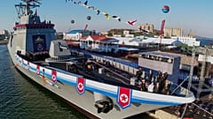 Kim Jong-un und seine Tochter nehmen an einer Stapellaufzeremonie in einem westlichen Hafen in Nampo, Nordkorea, am 25. April 2025 teil.