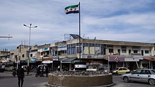  دوّار رُفع عليه العلم السوري الجديد بعد سقوط نظام الأسد، في مدينة السلام، القنيطرة، 5 كانون الثاني/ يناير 2025.
