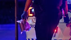 ضابط من شرطة مترو واشنطن العاصمة يحمل حقيبة أدلة إلى سيارته  خارج المتحف اليهودي في العاصمة، يوم الخميس 22 مايو 2025، في واشنطن.
