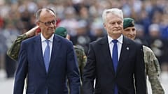 Litauens Präsident Gitanas Nauseda, rechts, und der deutsche Bundeskanzler Friedrich Merz, Vilnius, Litauen, Donnerstag, 22. Mai 2025. (AP Photo/Mindaugas Kulbis).