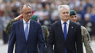 El Presidente de Lituania, Gitanas Nauseda, a la derecha, y el Canciller alemán Friedrich Merz, Vilna, Lituania, jueves 22 de mayo de 2025. (AP Photo/Mindaugas Kulbis).