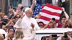 Papst Leo XIV. winkt, als er zu seiner ersten wöchentlichen Generalaudienz auf dem Petersplatz im Vatikan eintrifft, Mittwoch, 21. Mai 2025