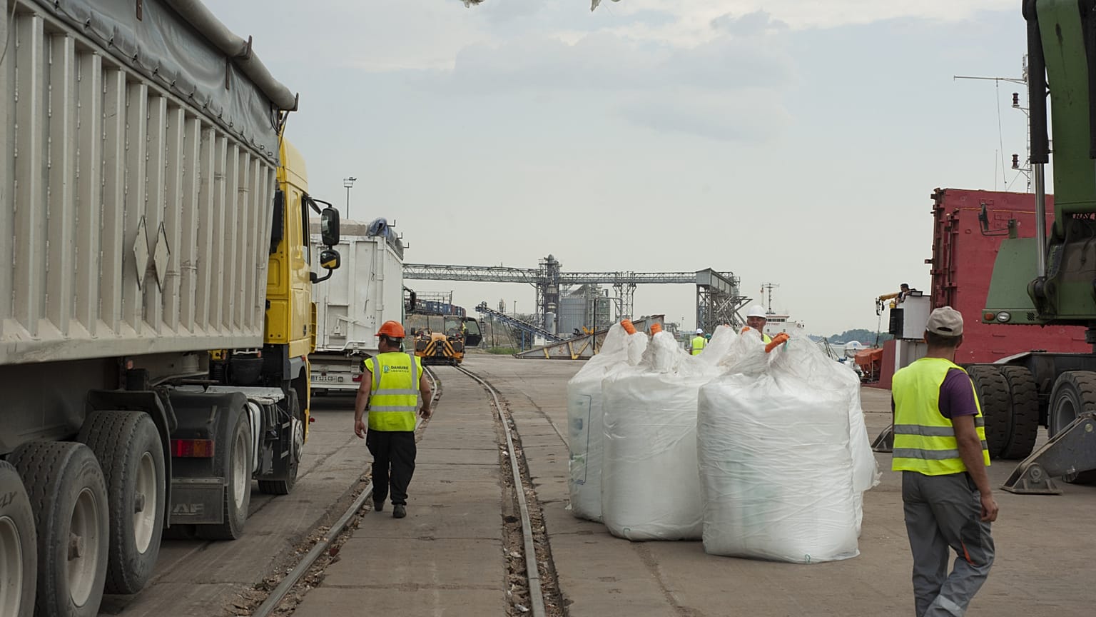 Carregamento de fertilizantes no porto de Giurgiulești, Moldávia.