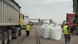 Carregamento de fertilizantes no porto de Giurgiulești, Moldávia.