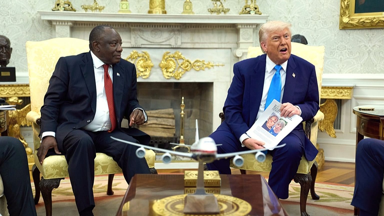 الرئيس دونالد ترامب يلتقي رئيس جنوب أفريقيا سيريل رامافوزا في المكتب البيضاوي، في 21 أيار/مايو 2025، واشنطن.