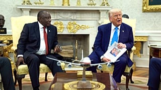 الرئيس دونالد ترامب يلتقي رئيس جنوب أفريقيا سيريل رامافوزا في المكتب البيضاوي، في 21 أيار/مايو 2025، واشنطن.