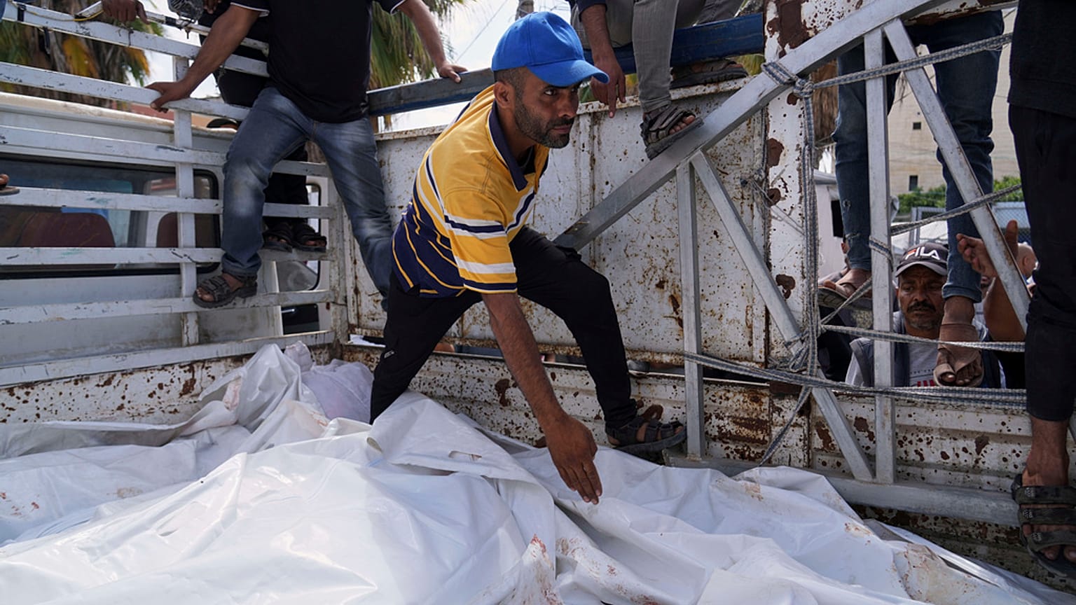فلسطينيفي قطاع غزة يستعد لدفن عدد من قتلى القصف الإسرائيلي 