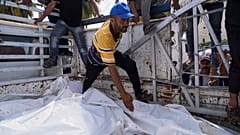 فلسطينيفي قطاع غزة يستعد لدفن عدد من قتلى القصف الإسرائيلي 