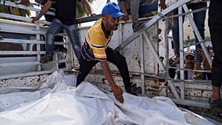 فلسطينيفي قطاع غزة يستعد لدفن عدد من قتلى القصف الإسرائيلي