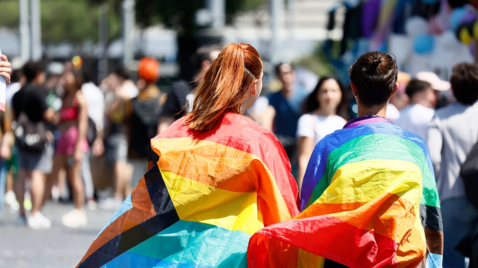 Archivo: Personas envueltas en banderas arcoiris participan en el desfile del orgullo LGBTQ+ en Roma, el 10 de junio de 2023.