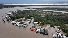 Flutwasser umgeben Häuser in Port Macquarie, nördlich von Sydney, Australien, Donnerstag, 22. Mai 2025.