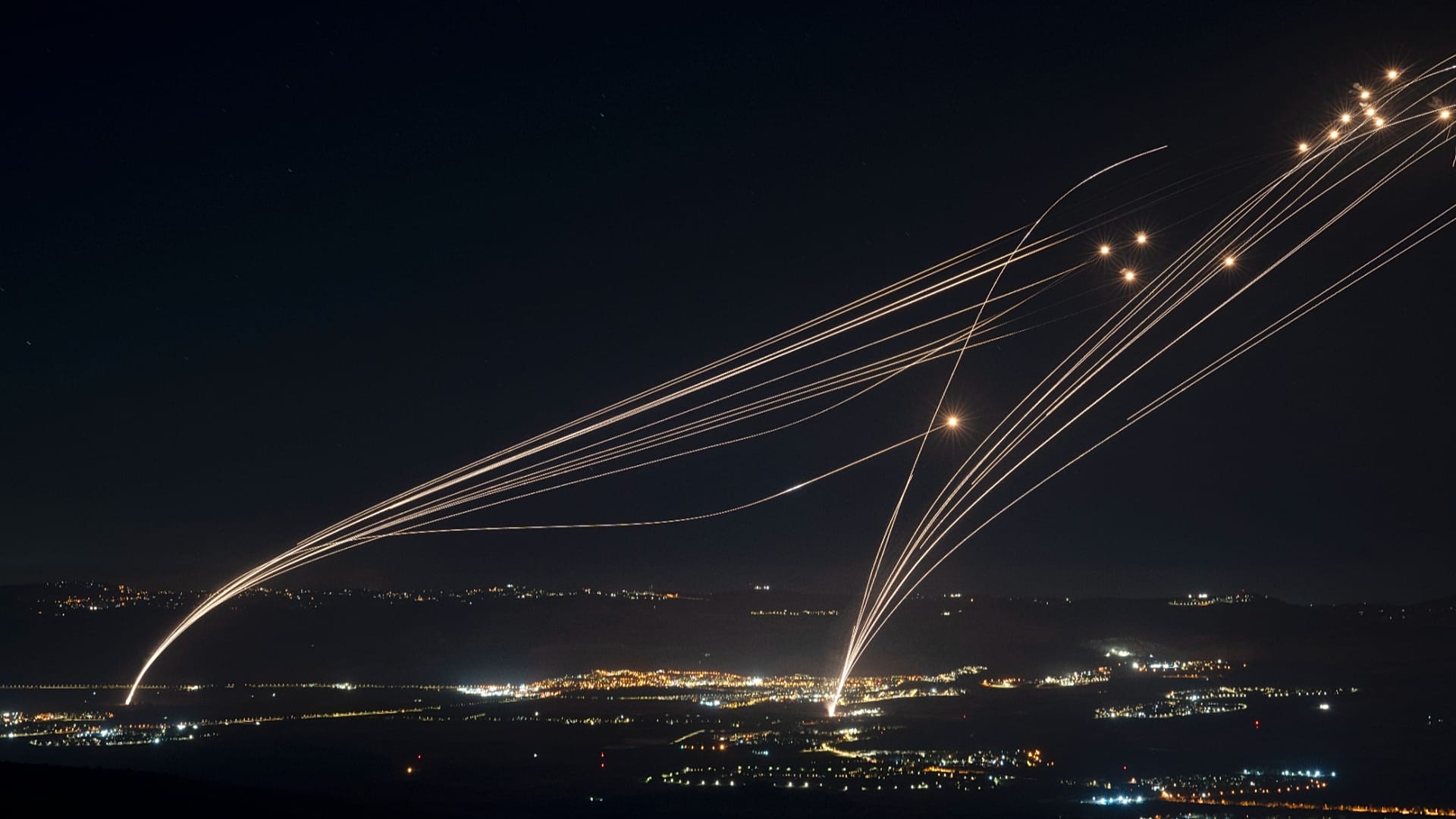 Le système de défense aérienne israélien Iron Dome tire pour intercepter une attaque du Liban au-dessus de la région de Galilée, vue depuis le plateau du Golan annexé par Israël, le 4 août 2024.
