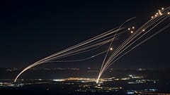 Das israelische Luftabwehrsystem Iron Dome feuert, um einen Angriff aus dem Libanon über der Region Galiläa abzufangen, gesehen von den israelisch annektierten Golanhöhen aus, am 4. August 2024.