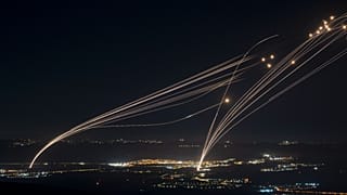 El sistema de defensa aérea israelí Cúpula de Hierro dispara para interceptar un ataque desde el Líbano sobre la región de Galilea, visto desde los Altos del Golán anexionados por Israel, el 4 de agosto de 2024.