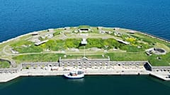 Ungdoms¨øen, o "Isla de la Juventud", es una isla artificial que albergó una fortaleza naval.