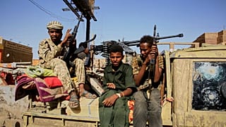 جنود يصلون إلى سوق الألفة في منطقة استعادها الجيش السوداني مؤخرًا من قوات الدعم السريع، 27 آذار2025.