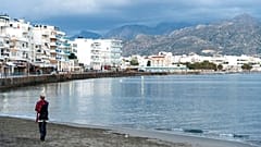 DATEI- Eine Frau spaziert am Strand von Ierapetra an der Südostküste der griechischen Insel Kreta am Donnerstag, 25. November 2014.