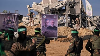 نیروهای شبه‌نظامی جماس و جهاد اسلامی در روز آزادی یک گروگان اسرائیلی در یکم فوریه ۲۰۲۵