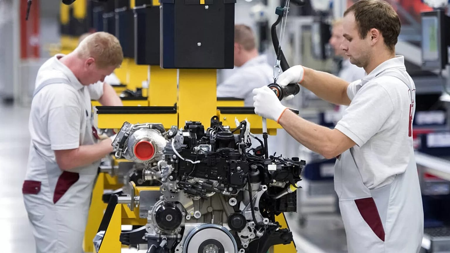Los trabajadores terminan el nuevo motor diesel de cuatro cilindros OM 654 durante el inicio oficial de la producción en MDC Power GmbH, una empresa de Daimler AG en Alemania.