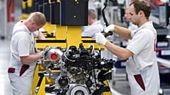 Los trabajadores terminan el nuevo motor diesel de cuatro cilindros OM 654 durante el inicio oficial de la producción en MDC Power GmbH, una empresa de Daimler AG en Alemania.