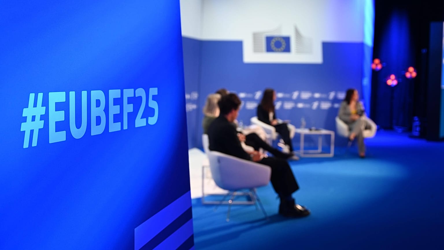 Brüksel Ekonomik Forumu'nda bir panelden görsel, 22 Mayıs 2025