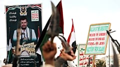 مناصرون للحوثيين يرددون شعارات مناهضة لأمريكا وإسرائيل خلال تظاهرة أسبوعية في صنعاء، 11 نيسان/ أبريل 2025.