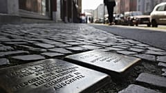 Archivfoto: Stolperstein auf einer Berliner Straße