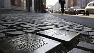 Archivfoto: Stolperstein auf einer Berliner Straße
