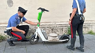 Изъятый у немецкого туриста артефакт на арендованном скутере, Рим, 21 мая 2025 г.