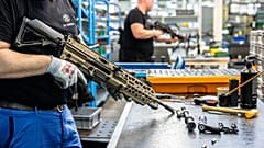 Ein Angestellter kontrolliert eine FN Browning-Waffe 