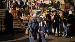 فتاتان سوريتان قرب بوابة دمشق في عيد الفطر بتاريخ 31 آذار / مارس 2025 