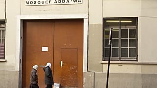 نساء يمشين بجوار مسجد الدعوة في باريس 