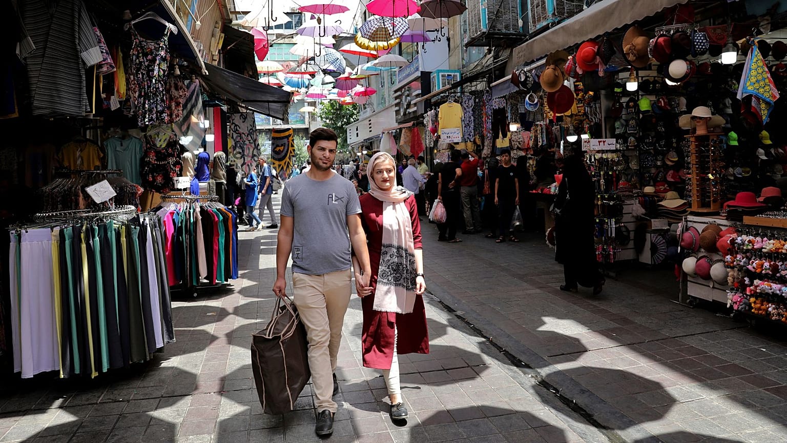 یک زوج ایرانی در بازاری در تهران، ۲۰۱۹